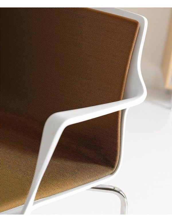 Kelly chair | White shell with upholstery in Laser 442, chromed base