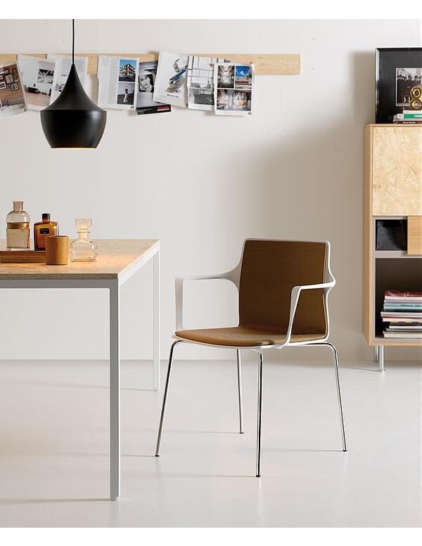 Kelly chair | White shell with upholstery in Laser 442, chromed base
